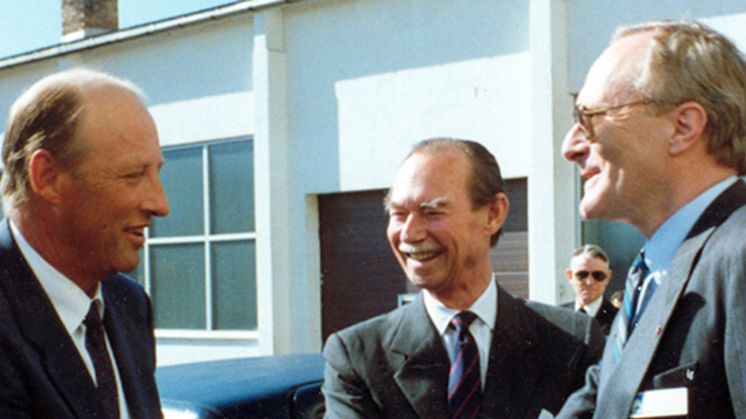 Harald Dovland (t.h.) møter daværende Kronprins Harald og storhertug Jean av Luxembourg i 1990. Foto: NILU