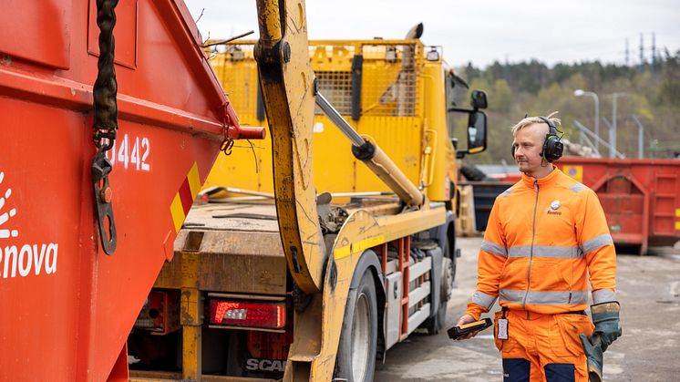 Kristian har hämtat en container med ris och ska tömma den på Renovas anläggning i Marieholm. Riset komposteras och blir jordförbättringsmedel eller grunden i olika jordar som Renova säljer. Foto: Robert Lipic