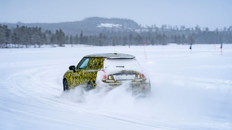 Næste generation af den elektriske MINI 3-dørs testes på sne og is i Lapland i Nordsverige