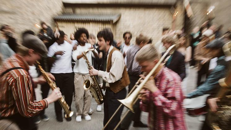 Klezmerorkestern Folkdivizjon kommer från Malmö och sprider glädje i kulturkvarteret med svängig musik.