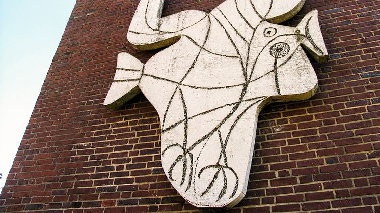 Reliefen Fågelfisk av Picasso på Närlunda i Helsingborg. Foto: Jonas Linné, Helsingborgshem.