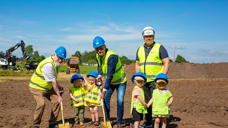 Från vänster: Rune Persson, Ordförande barn- och utbildningsnämnden, Måns och Julia från förskolan Värdshuset, Tonny Svensson, Ordförande i kommunfullmäktige, Irmelin och Clara från förskolan Villa Villerkulla och Morgan Johansson, VD för Einar Dahl.