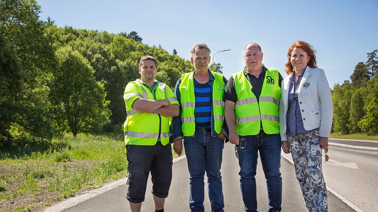 Jojje Eklöf, Torbjörn Isaksson, Urban Hedengren och Irene Lindbäck på den nya cykelvägen i Upplands Väsby