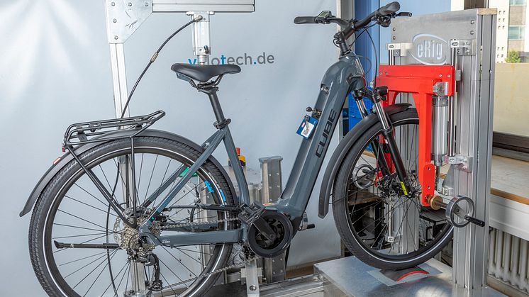 Cykel på testrigg - foto Stefan Ernst