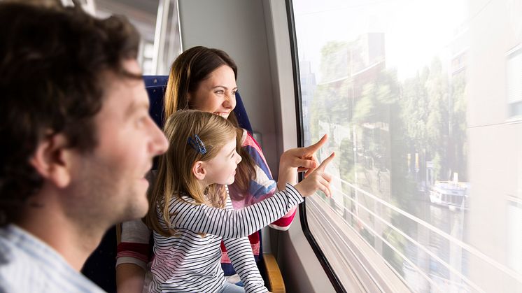 Familie i toget i Tyskland © gettyimages/Westend61