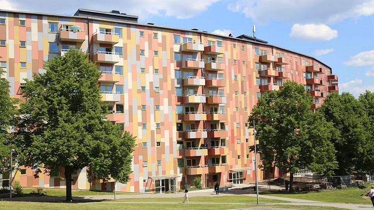 Goda exempel och kvalitetssäkrad kunskap är huvudfokus för Informationscentrum för hållbart byggande. Här Tellusgatan i Bergsjön, vinnare av SABOs tävling Årets bästa renoveringsprojekt 2018. Foto: Familjebostäder