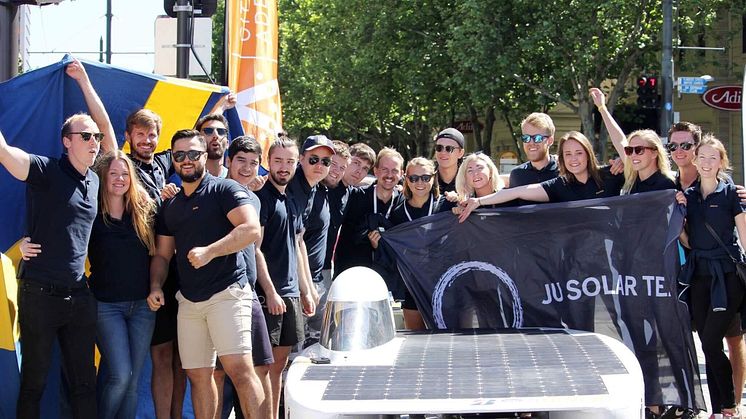 Hela laget tillsammans med solbilen Solveig efter målgången i Adeleide. Foto: JU Solar Team