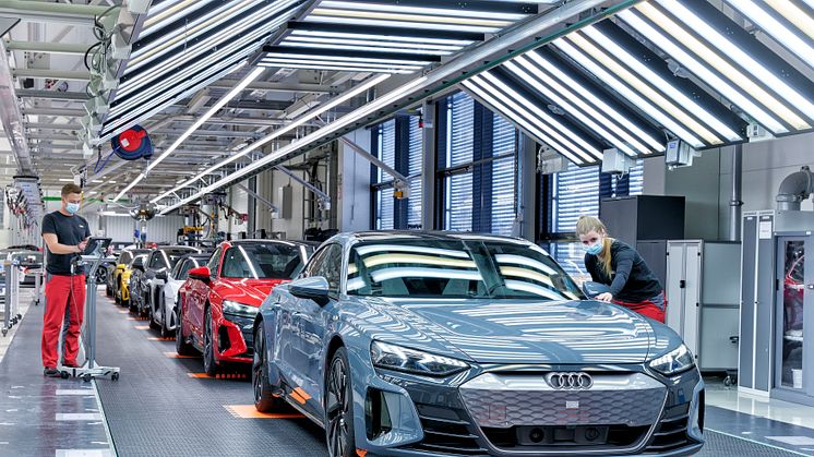 Eldrivna Audi e-tron GT tillverkas klimatneutralt i södra Tyskland.jpg