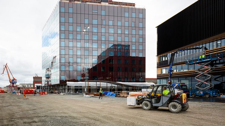 Den nya byggnaden ligger på Uni3s campus, centralt belägen med goda kommunikationer och med utsikt mot nya Hisingsbron och centrala Göteborg.