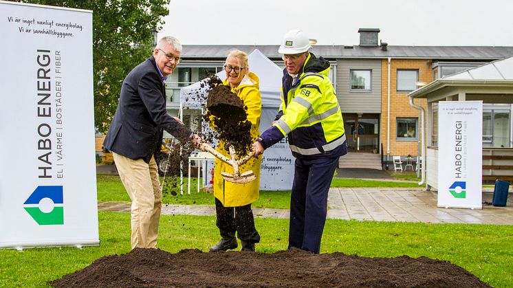 Idag sattes spaden i marken för den nya generationen av Allmännyttans kombohus. Först ut är Habo Bostäder som tillsammans med JSB Construction AB bygger huset Bo Punkt i fem våningar. Foto: Marcus Vilson