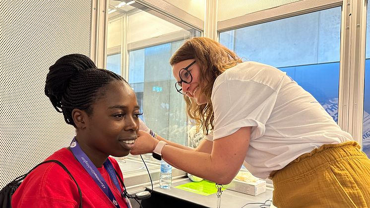 „Hier dabei zu sein, war ein tolles Erlebnis“ – Hörakustikerin Carmen Armbruster, Account Managerin Acousticians, überprüft das Gehör einer Teilnehmerin aus Mosambik (Foto: Cochlear Ltd.)