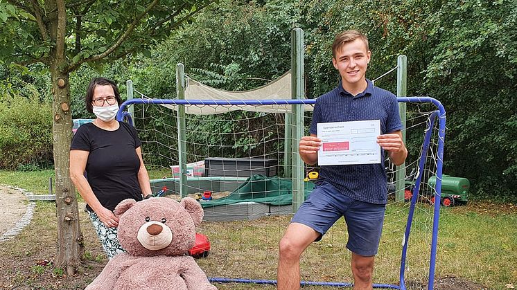 Kerstin Stadler vom Kinderhospiz nahm die Spende von Marius Pischer am 18. August im Garten des Kinderhospizes entgegen.