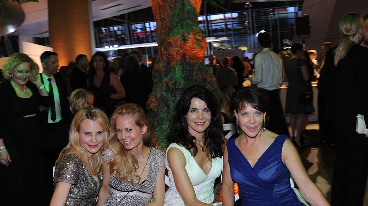 Sonja Kiefer, Nadja zu Schaumburg-Lippe, Nicola Tiggeler und Janina Hartwig auf dem Promi-Bankerl beim Felix Burda Award 2016 