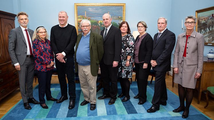 Från vänster landshövding Anders Danielsson, Margaretha Berg, Lars Schill, Per Söderström, Jonas Eklund, Monica Lind, Eva Griphammar Westberg, Peder Hedberg Fält och länsöverdirektör Lisbeth Schultze. Foto: Misak Nalbandian