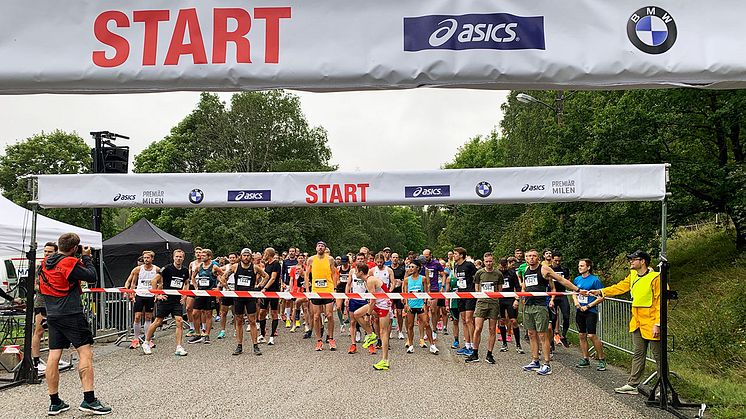 Löparna laddar för första start i ASICS Premiärmilen 2021.