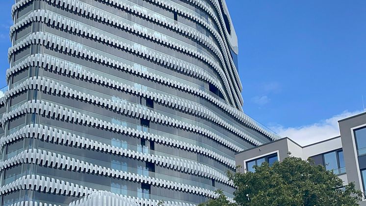 Der RKM Tower 740 mimt seiner außergewöhnlichen Fassade steht in Düsseldorf