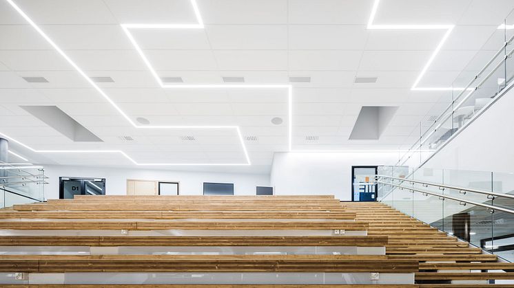 Foto: Fotoagentur Kuvio Oy, Finland. Aula des Schulzentrums Vihtavuori, Laukaa, Finnland. Ein Lichtmuster, durch LTS Lichtkanäle in die Decke eingebaut, bewegt sich wie eine eckige Schlange über den Köpfen der Schüler. 