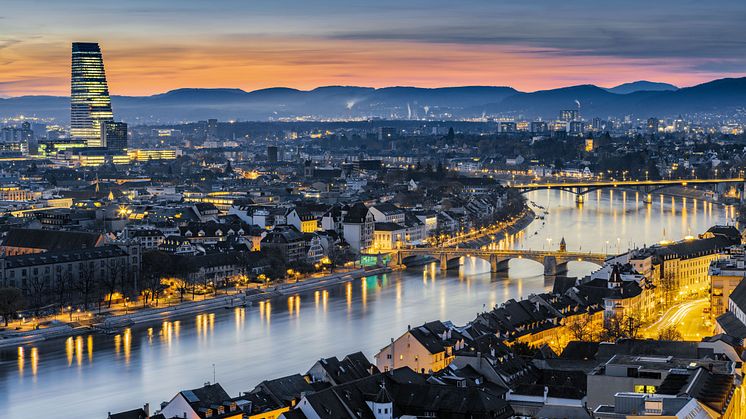 Blick auf die Stadt Basel mit der Mittleren Rheinbrücke, der Wettsteinbrücke und dem Roche Tower © Schweiz Tourismus / Andreas Gerth.