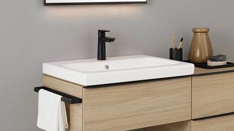 2023_iCon Bathroom with lay-on washbasin white matt, WC wall-hung white matt, Bidet wall-hung white matt, Option Mirror Plus Square black_with model_2_Big Size