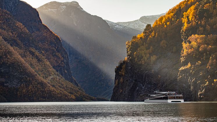 Laurdag 25. september held Ingrid Olava konsert på Nærøyfjorden