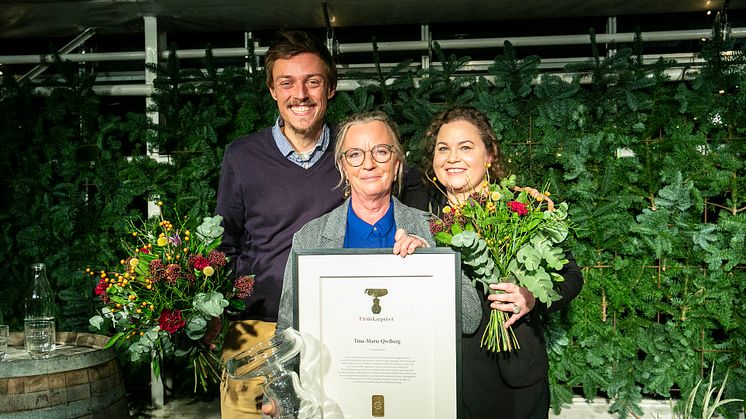 2018 års vinnare av Utstickarpriset, Tina-Marie Qwiberg. Flankeras här av jurymedlemmarna Raphael Fellmer och Susanne Jonsson.