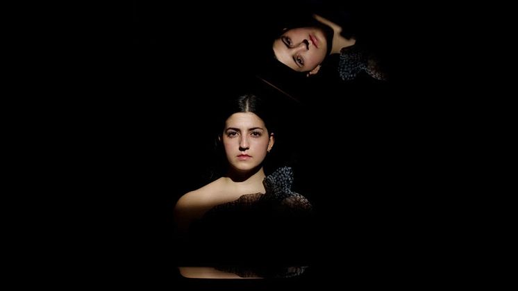 Konsertpianisten Lana Suran är uppväxt i Sverige med rysk-kurdiska rötter. Hon har studerat i USA och är nu bosatt i Paris. (Foto: Lia Navarrete)