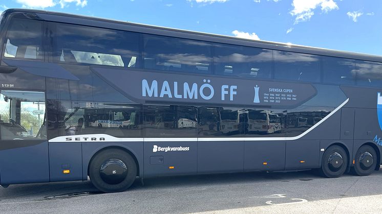 Bergkvarabuss i ny kostym signerad Malmö FF. Foto: Johan Fredholm 