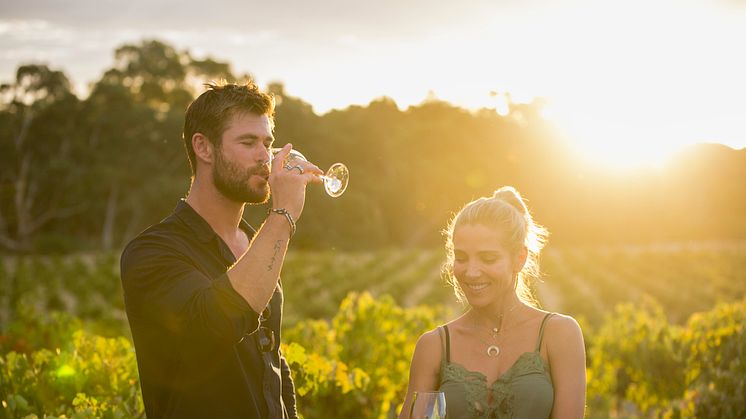 Chris Hemsworth ja Elsa Pataky nauttivat lasilliset Jacob's Creek Double Barrel -viiniä