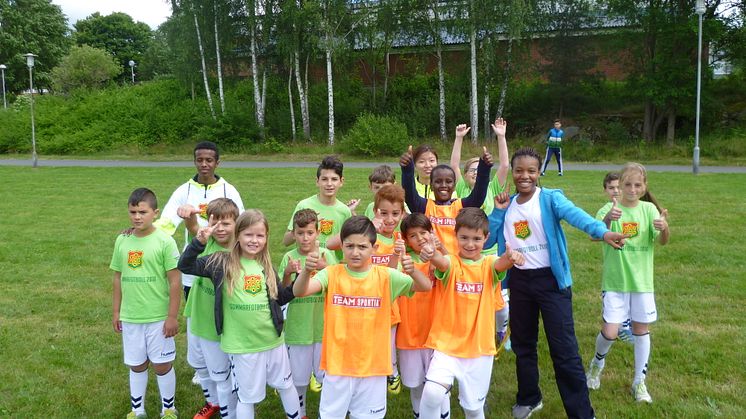 En liten grupp tillsammans med ledare av alla 95 barn som vecka 26 deltog i GAIS sommarfotboll. Foto: Gårdstensbostäder