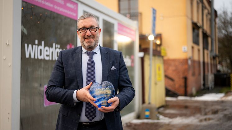 Tomas Widerlöv, utanför Widerlöv i Uppsalas Wall of Kindness, med Rotarys Guldhjärta 2023.