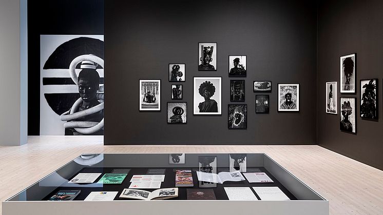 Zanele Muholis utställning på Bildmuseet visar över hundra fotografier från ett flertal serier från tidigt 2000-tal fram till idag. Utställningsfoto: Mikael Lundgren.