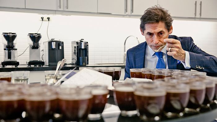 Philippe Barecca är inköpsansvarig på Arvid Nordquist Kafferosteri. Hör honom berätta om hemligheterna bakom den goda koppen kaffe med ännu godare eftersmak.