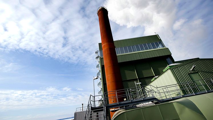 Koldioxid kommer att samlas in från kraftvärmeverkets skorsten i Lugnvik och blandas med vätgas för att framställa flygbränslet. Foto: Jämtkraft