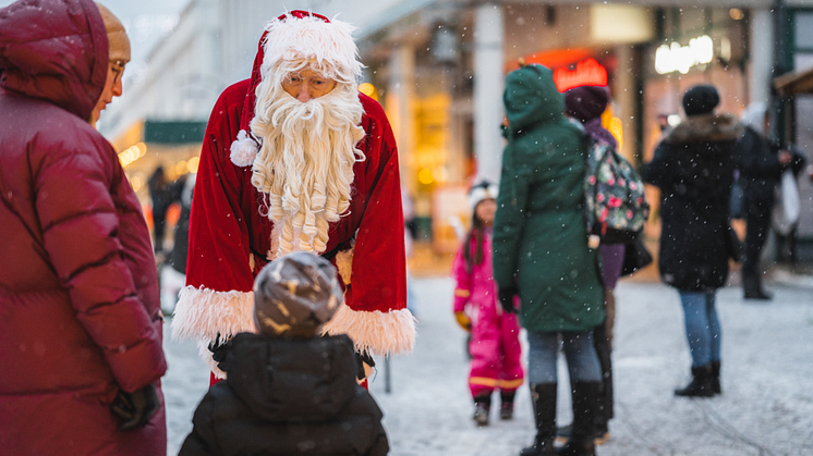 I år kan barnen träffa tomten på flera av våra torg. Foto Tim Kristensson