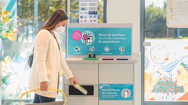 dm startet Pilotprojekt: Gemeinsam mit Kunden werden Kunststoffflaschen zur Herstellung neuer Verpackungen in den dm-Märkten gesammelt
