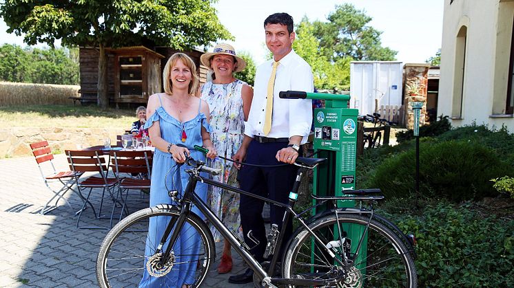 Sandra Brandt (LTM GmbH), Kathrin Lehne (Landgasthof Dehnitz) und Henry Graichen (Landrat Landkreis Leipzig) eröffneten die erste Fahrrad-Selbsthilfewerkstatt 