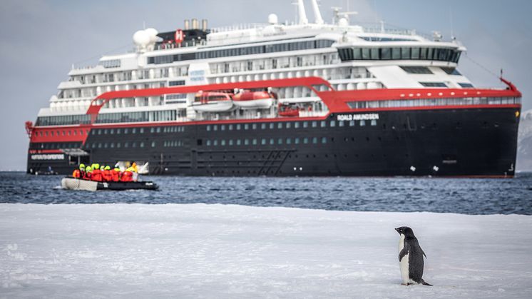 9__Antarctica DEC2021_MS Roald Amundsen_Photo Hurtigruten Expeditions_Oscar Farrera