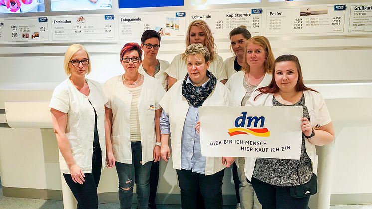 Ab dem 2. Mai ist das dm-Team um Filialleiterin Sandra Schaefer für die Kunden da