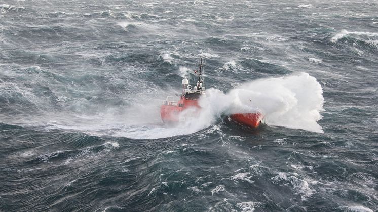 ’Esvagt Delta’ har taget sin del af slæbet med opbygningen af ESVAGT som dansk vagtskibs- og offshore-rederi; et hårdt arbejde, som billedet fra en storm på Nordsøen viser.