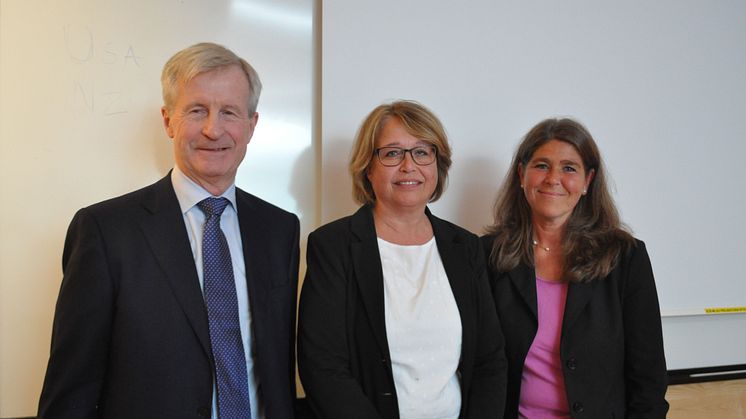 Carl Bennet samt Cathrin Backman Löfgren, rektor för Lärlingsutbildningen på Dragonskolan och Lotta Naglitsch, Skolverket.