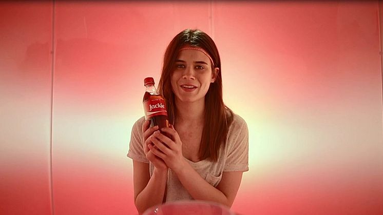 Svenska konsumenter delar en Coke i ny tv-reklam från Coca-Cola