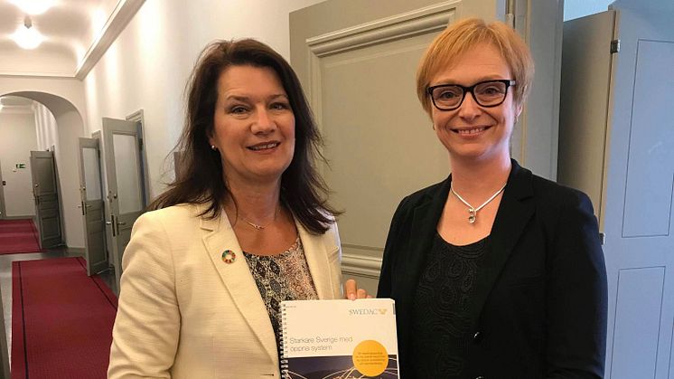 Kristina Hallman, ställföreträdande generaldirektör på Swedac överlämnar rapporten ”Starkare Sverige med öppna system” till EU- och handelsminister Ann Linde. Foto: Susanne Lindberg Elmgren 