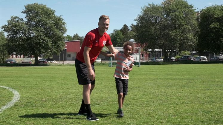 Sebastian Larsson tränade unga fotbollsspelare hemma i Eskilstuna