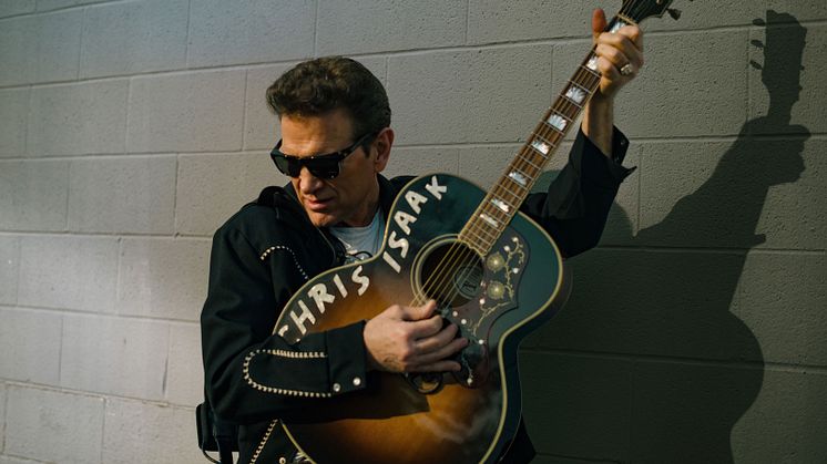 Ikonen Chris Isaak kommer till Stockholm i sommar – första Sverigespelningen på tolv år!