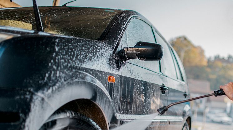 Biltvättar är utrustade med speciell rening som tar hand om tungmetaller, drivmedelsrester och kemikalier från din bil. Den som tvättar bilen på gatan bidrar istället till att dessa gifter sprids i naturen, ner i badvatten och sjöar.