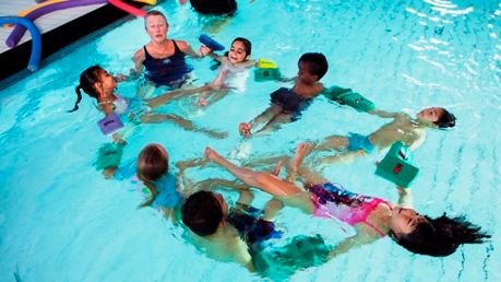 Kan du inte simma får du inte godkänt i gymnastik. På Skola i Centrum erbjuds därför simundervisning så att eleverna kan nå sina mål.  Fotograf Lo Birgersson, Visuell Kommuniaktoin, Göteborgs Stad