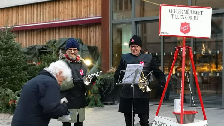 Frälsningsarméns julgryta på Östermalmstorg i Stockholm.