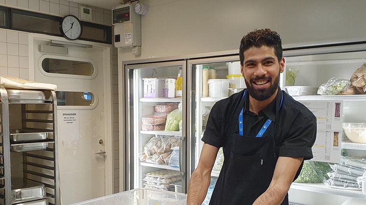Mujlaba Ali Sinaie er som følge af en jobmesse i Malmø en af i alt 48 nyansatte svenskere i Danmark. Billede fra SAS Loungen, der er drevet af SSP Danmark.