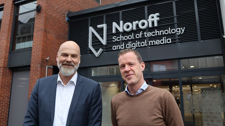 Salgsdirektør i Noroff Accelerate, Allan Nordahl Hansen (t.v.) og Christian Stavik, produkt- og teknologidirektør (CTO)  i Noroff, utenfor Noroffs campus i Kristiansand.