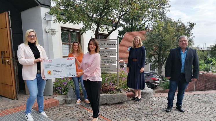 5.000 Euro für „Mandalini“ (v.l.n.r.): Cathrin Praße-Stern (Bayernwerk), Claudia Sebralla, Tanja Heining, Tanja Kagerer (Bayernwerk) und Martin Aust (Bayernwerk).